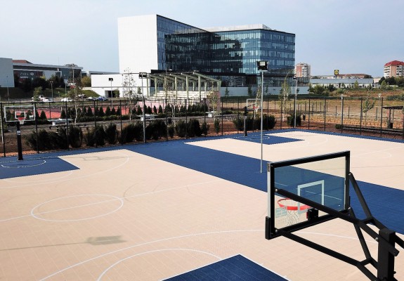 Parcul Sportiv Salca găzduiește unele dintre cele mai moderne terenuri de baschet în aer liber din România