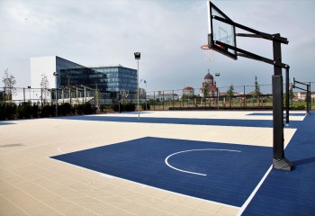Parcul Sportiv Salca găzduiește unele dintre cele mai moderne terenuri de baschet în aer liber din România