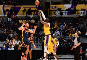 LeBron James îi duce pe Los Angeles Lakers în playoff-ul NBA