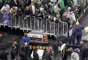 Un suporter al lui Celtics a aruncat cu o sticlă de apă în Kyrie Irving. Video
