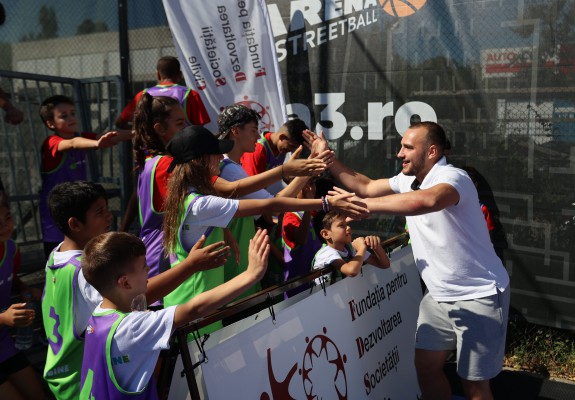 În stare de bine pe terenul de baschet 3x3: Copiii din proiectul SCORE încurajați de naționalele României și oficialități FIBA