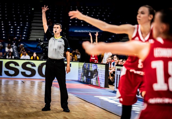 Marius Ciulin a arbitrat sfertul dintre Ungaria și Marea Britanie la Women's EuroBasket 2019