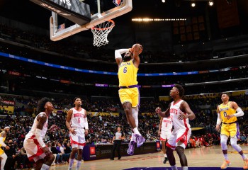 Los Angeles Lakers o învinge cu emoții pe Houston Rockets