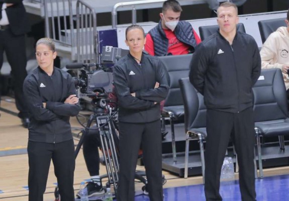 Moment istoric în EuroCup – două arbitre au oficiat împreună un meci