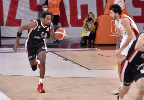 Rondae Hollis-Jefferson, eliminat în derby-ul Galatasaray-Besiktas după ce și-a lovit un adversar