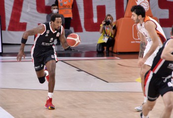 Rondae Hollis-Jefferson, eliminat în derby-ul Galatasaray-Besiktas după ce și-a lovit un adversar