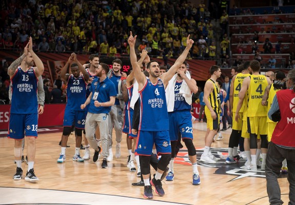 Anadolu Efes câștigă titlul în Turcia și încheie un an excelent