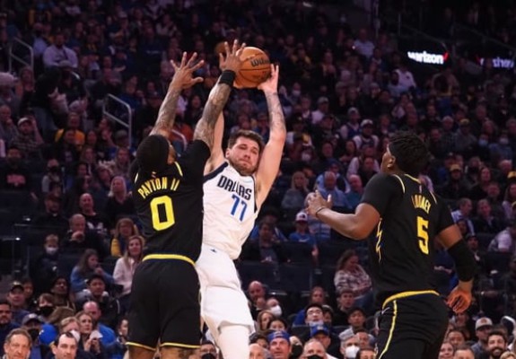 Dallas Mavericks reușește un run de 26-1 în ultimul sfert și câștigă în fața lui Golden State Warriors