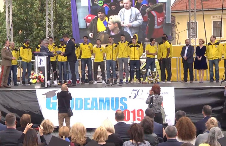 Baschetbaliștii de la CSU Sibiu, primiți cu aplauze de studenții de la Universitatea din Sibiu (Video)
