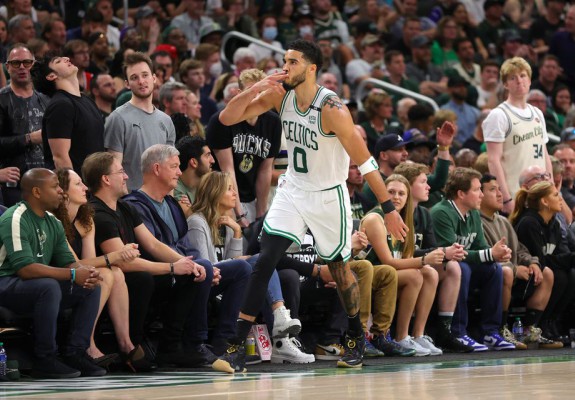 Boston Celtics trimite în decisiv seria cu Milwaukee Bucks. Video