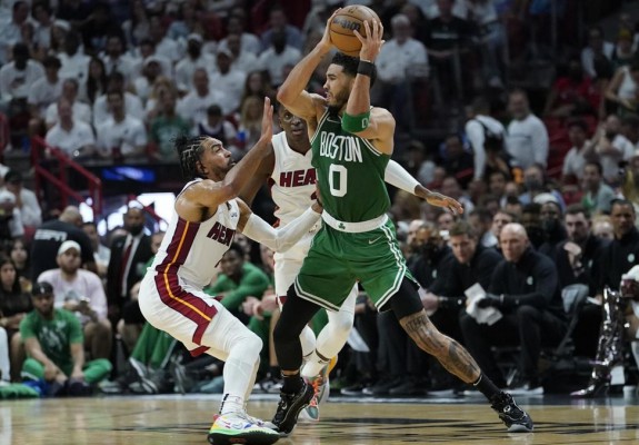 Boston Celtics se impune pe terenul lui Miami Heat și egalează seria. Video
