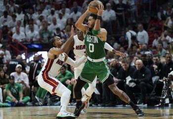 Boston Celtics se impune pe terenul lui Miami Heat și egalează seria. Video