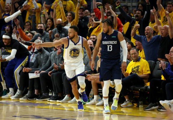 Victorie pe revenire pentru Golden State Warriors în meciul doi al finalei Vestului. Video