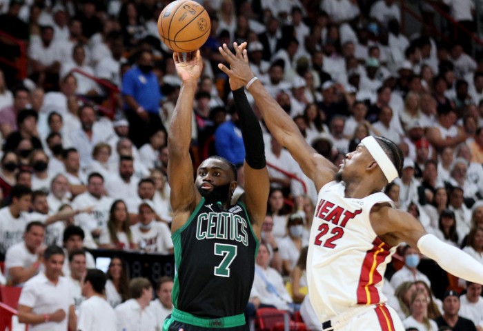 Boston Celtics câștigă meciul cinci și întoarce seria cu Miami Heat. Video