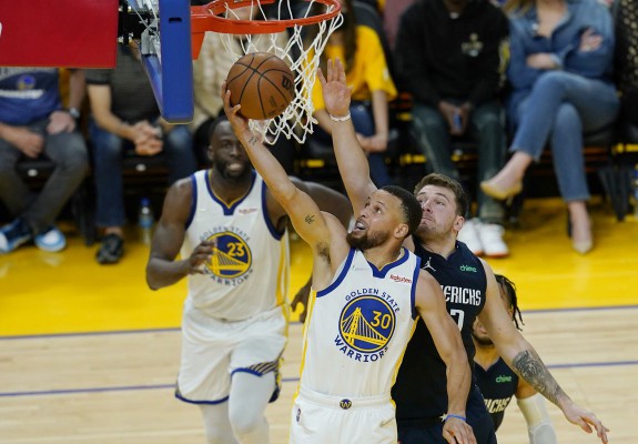 Golden State Warriors avansează în finala NBA