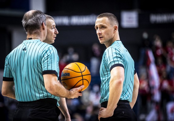 Mai mulți arbitri FIBA au oficiat jocuri în NBA Summer League