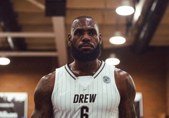 LeBron James a făcut spectacol la revenirea în Drew League. Video