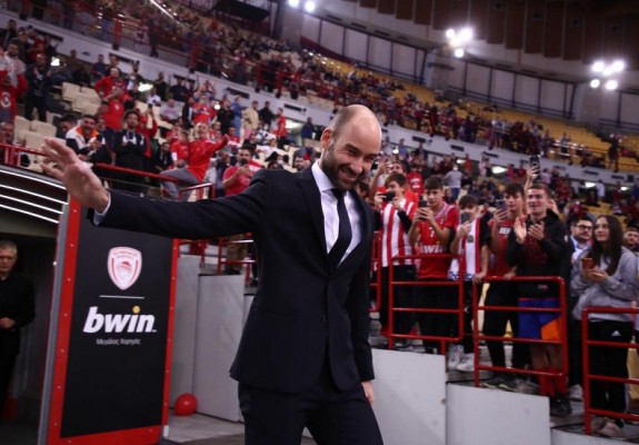Momente emoționante pentru Vassilis Spanoulis la revenirea în arena lui Olympiacos. Video