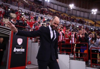 Momente emoționante pentru Vassilis Spanoulis la revenirea în arena lui Olympiacos. Video