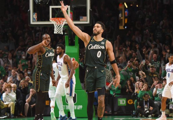 Golden State Warriors și Boston Celtics au câștigat la debutul noului sezon de NBA