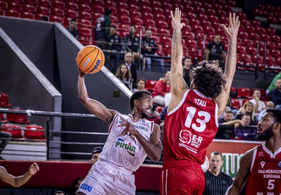 Errick McCollum, abordat cu un cuțit în parcarea unui mall din Izmir
