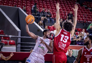 Errick McCollum, abordat cu un cuțit în parcarea unui mall din Izmir