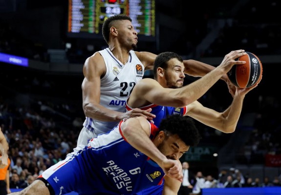 Real Madrid a câștigat duelul finalistelor precedentului sezon al Euroligii
