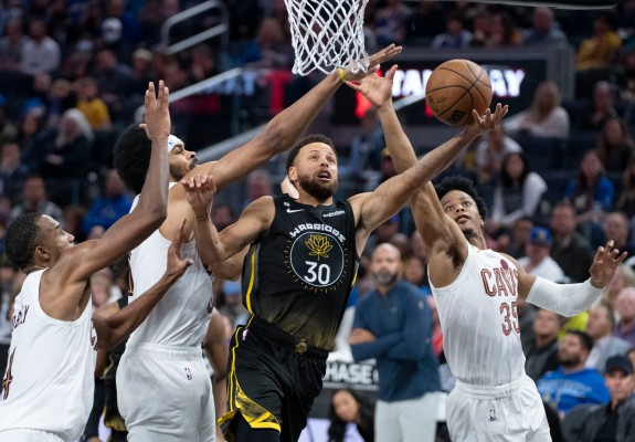 Stephen Curry o conduce pe Golden State Warriors către o nouă victorie mare