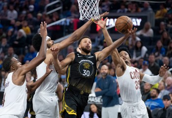 Stephen Curry o conduce pe Golden State Warriors către o nouă victorie mare