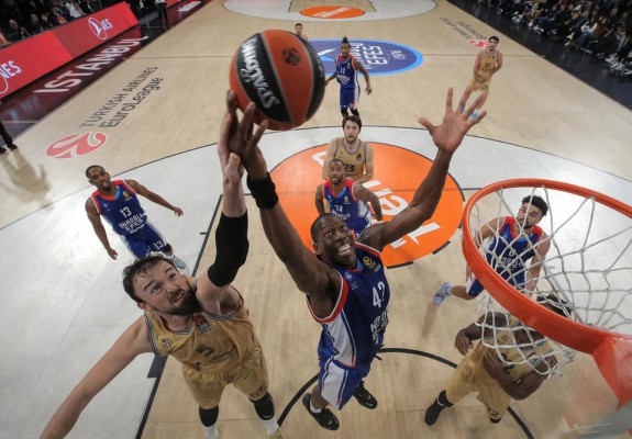 Anadolu Efes controlează repriza secundă și câștigă derby-ul cu FC Barcelona