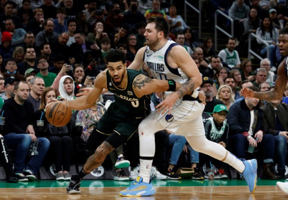 Jayson Tatum contribuie cu double-double în victoria lui Boston Celtics contra lui Dallas Mavericks