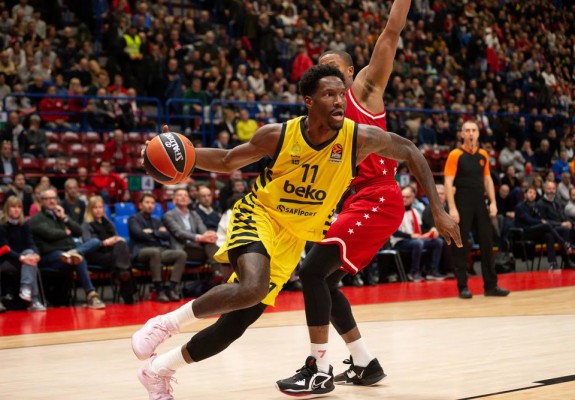 Fenerbahce a revenit de la -16 și s-a impus la Milano