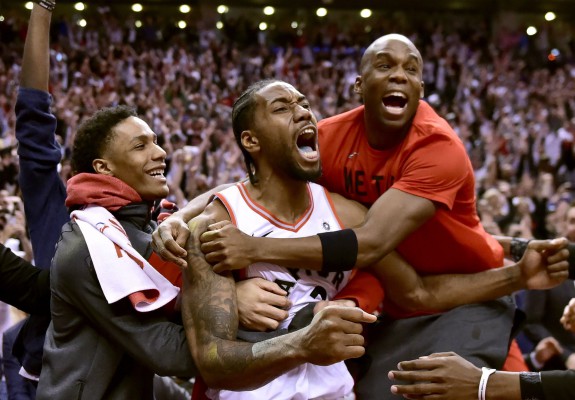 NBA: Toronto Raptors o învinge pe Philadelphia 76ers datorită unui buzzer-beater reușit de Kawhi Leonard. Video