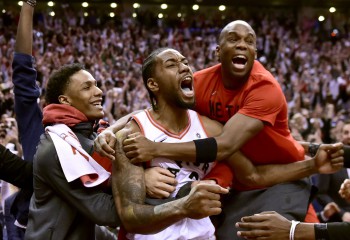 NBA: Toronto Raptors o învinge pe Philadelphia 76ers datorită unui buzzer-beater reușit de Kawhi Leonard. Video