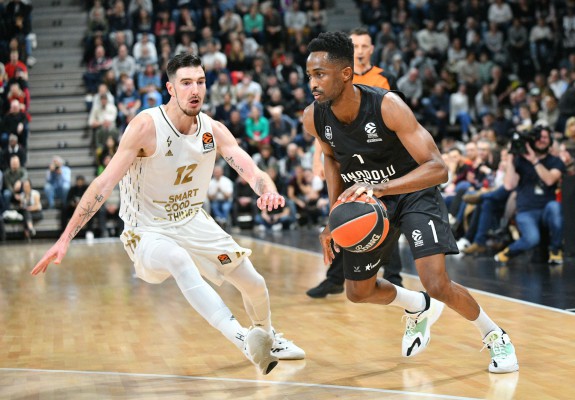 Anadolu Efes, victorie la limită în Franța, Olympiacos revine de la -15 puncte în Spania