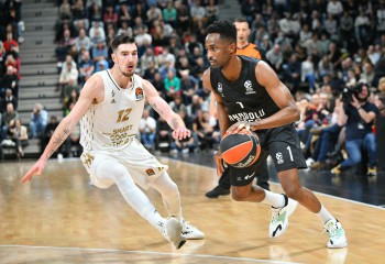 Anadolu Efes, victorie la limită în Franța, Olympiacos revine de la -15 puncte în Spania