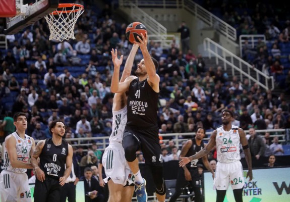 Anadolu Efes, singura care a câștigat în deplasare în debutul etapei a 26-a a Euroligii