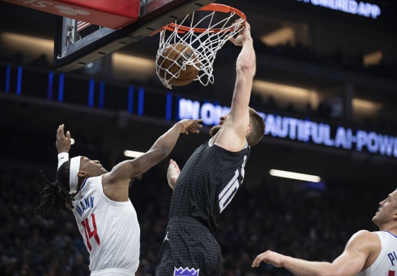 Sacramento Kings o învinge din nou pe LA Clippers la un punct, într-un meci cu 255 de puncte