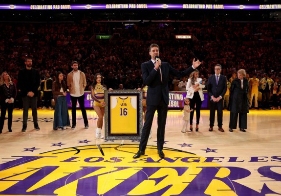 Los Angeles Lakers au retras maioul lui Pau Gasol. Video