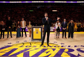 Los Angeles Lakers au retras maioul lui Pau Gasol. Video