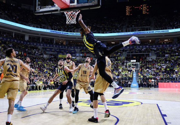 Fenerbahce trece de Barcelona, Panathinaikos câștigă după șase înfrângeri la rând