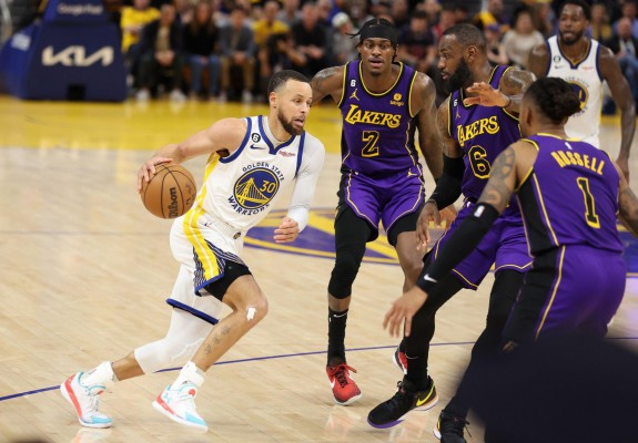 Golden State Warriors reacționează și se impune clar în fața lui LA Lakers