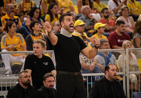Erdem Can, antrenorul anului în EuroCup, va purta un guler cervical timp de o lună