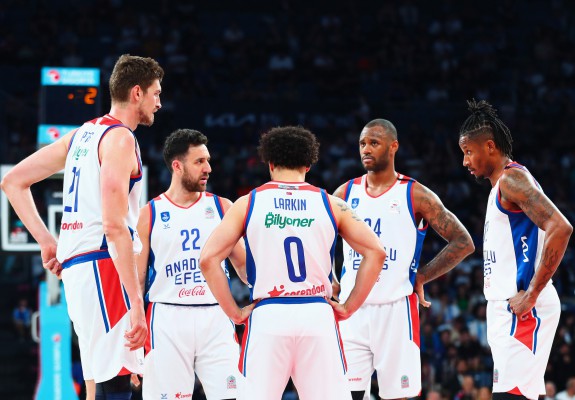 Anadolu Efes a eliminat-o pe Fenerbahce și s-a calificat în finala ligii Turciei