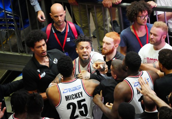 Milos Teodosic și Daniel Hackett au fost implicați într-un incident cu fanii Olimpiei Milano. Video
