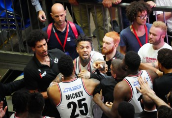 Milos Teodosic și Daniel Hackett au fost implicați într-un incident cu fanii Olimpiei Milano. Video