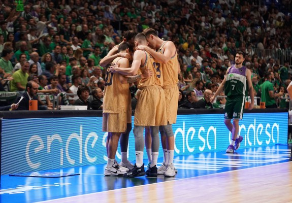 Barcelona trece de Unicaja Malaga și se califica în finala ligii ACB