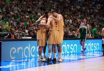 Barcelona trece de Unicaja Malaga și se califica în finala ligii ACB