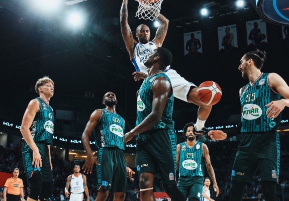 Anadolu Efes a început cu dreptul finala din Turcia