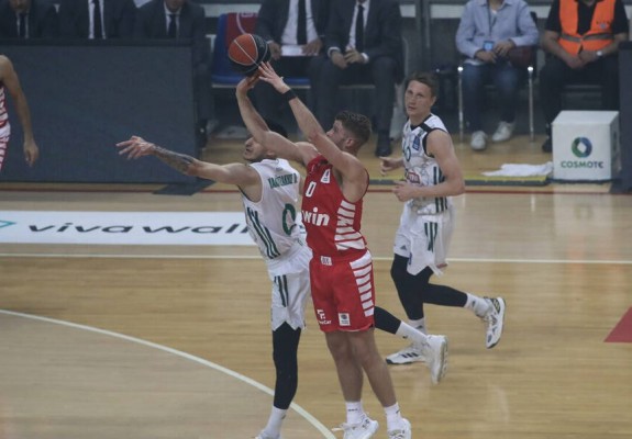 Olympiacos, campioană în Grecia după un meci care a fost suspendat
